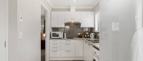 ثلاجة، ميكروويف، محمصة خبز، كرسي للأطفال