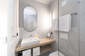 Standaard kamer, 1 twee- of 2 eenpersoonsbedden | Badkamer | Een douche, gratis toiletartikelen, een haardroger, handdoeken