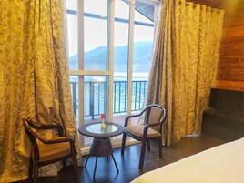 Quarto superluxo | Ferros/tábuas de passar roupa, roupa de cama