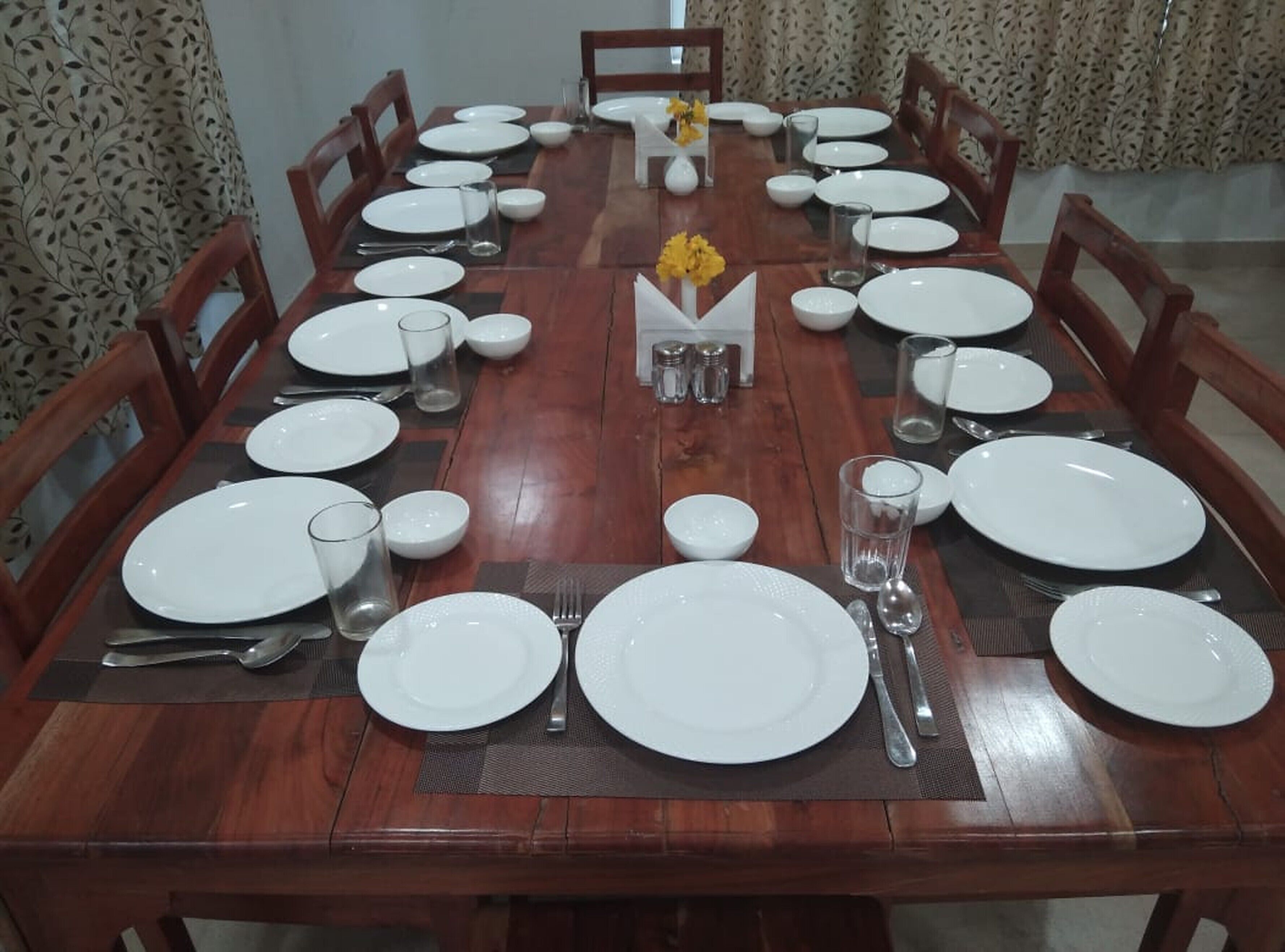 每日供应自助式早餐（每人 INR 390）