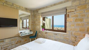 5 makuuhuonetta, tallelokero huoneessa, silitysrauta/-lauta