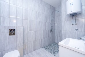 A modern bathroom with a shower, toilet, and sink. - Villa Dundo Pero (Mljet)