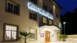 A hotel with a sign that reads "Hotel Wilderhof".