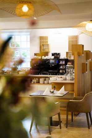 Café da manhã com buffet grátis todos os dias