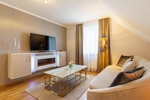 シグネチャー スイート | リビング エリア | 薄型テレビ、書斎 / ワークスペース