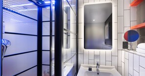 Executive Family Two Bedroom | Phòng tắm | Buồng tắm vòi sen, vòi sen phun mưa, máy sấy tóc, khăn tắm 