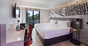 客房內保險箱、書桌、筆電工作空間、隔音