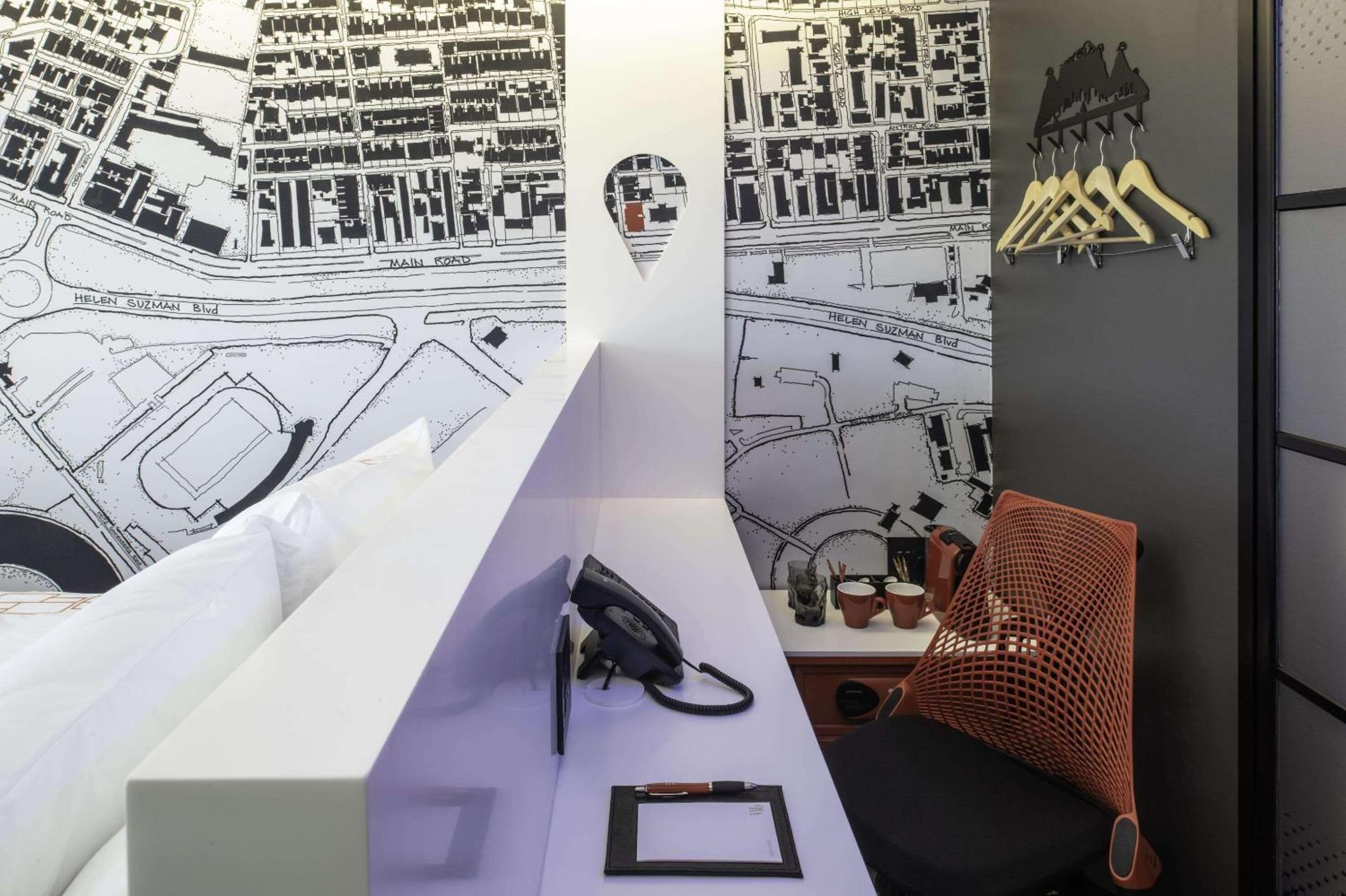 standard twin room | 1 bedroom, in-room safe, desk, laptop workspace