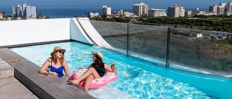 Piscine extérieure, chaises longues