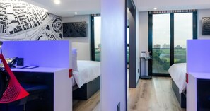 Habitación estándar con 2 camas individuales | Caja fuerte, escritorio, espacio para trabajar con un portátil