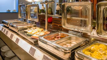 Daily self-serve breakfast (CNY 68 per person)