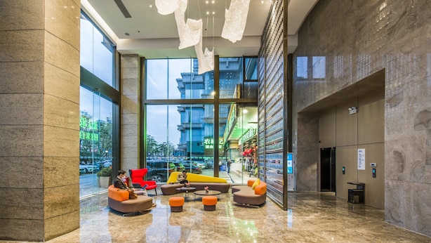 A spacious lobby with a high ceiling, modern seating areas, and large windows offering views of the outside. - Holiday Inn Express Shenzhen Nanshan by IHG (Shenzhen)