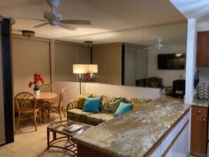 Smart TV, books - Kihei surf side Great ocean view #309 (Kihei)