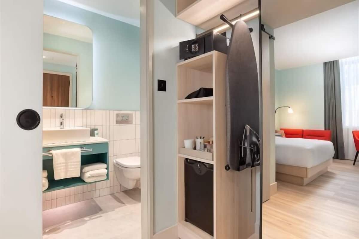 Literie hypoallergénique, coffres-forts dans les chambres, bureau