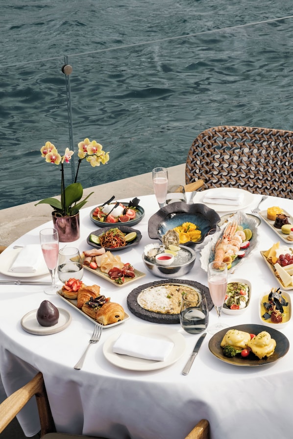 Petit déjeuner buffet servi tous les jours en supplément