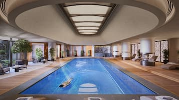 Una piscina cubierta, una piscina al aire libre, tumbonas