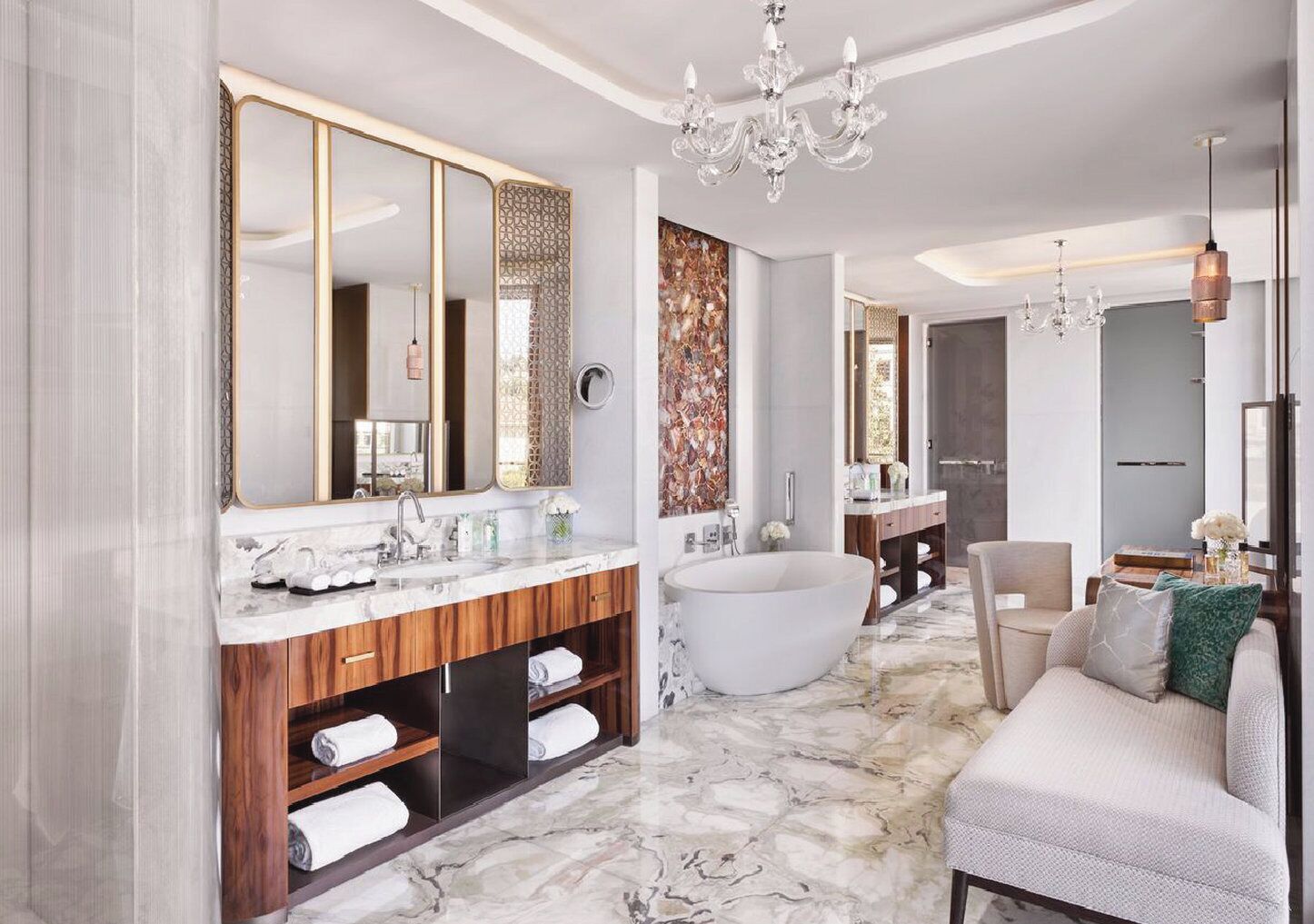 Une salle de bain moderne avec une baignoire sur pieds, un grand miroir et un sol en marbre.