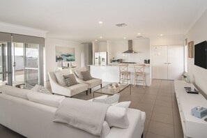 TV, DVD player -  INTO THE BLUE - Beachfront Busselton Holiday Home (Geographe)