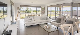  INTO THE BLUE - Beachfront Busselton Holiday Home