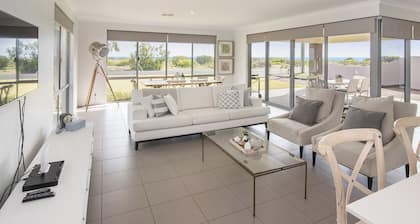 INTO THE BLUE - Beachfront Busselton Holiday Home