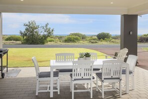 Outdoor dining -  INTO THE BLUE - Beachfront Busselton Holiday Home (Geographe)