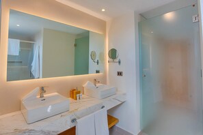 Shower, hair dryer, towels - Elegant and spacious Penthouse with View (Punta Cana)