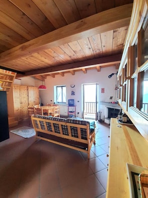 Apartamento panorâmico, 1 quarto | Área de estar