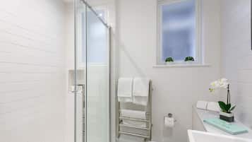 Standard One Bedroom Apartment | Bathroom | Shower, hair dryer, towels, soap