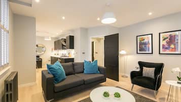 Apartament estàndard, 1 dormitori | Sala d'estar | Televisor de pantalla plana