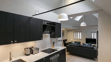 Apartament superior, 1 dormitori | Cuina privada | Forn, rentaplats i bullidora elèctrica