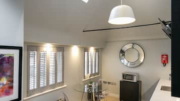 Apartament superior, 1 dormitori | Cuina privada | Forn, rentaplats i bullidora elèctrica