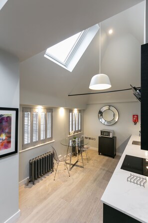 Leilighet – superior, 1 soverom | Eget kjøkken | Ovn, oppvaskmaskin, vannkoker og kjøkkenutstyr