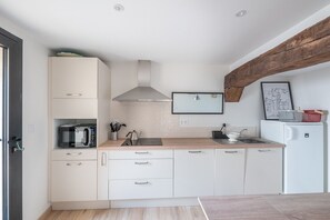 Réfrigérateur, four, lave-vaisselle, cafetiÚre/bouilloire