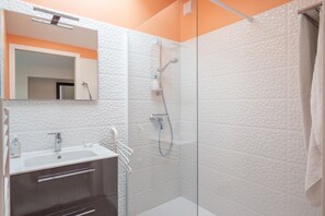 Shower, hair dryer - House for 6 - Garden - 950m from beach (Jard-sur-Mer)