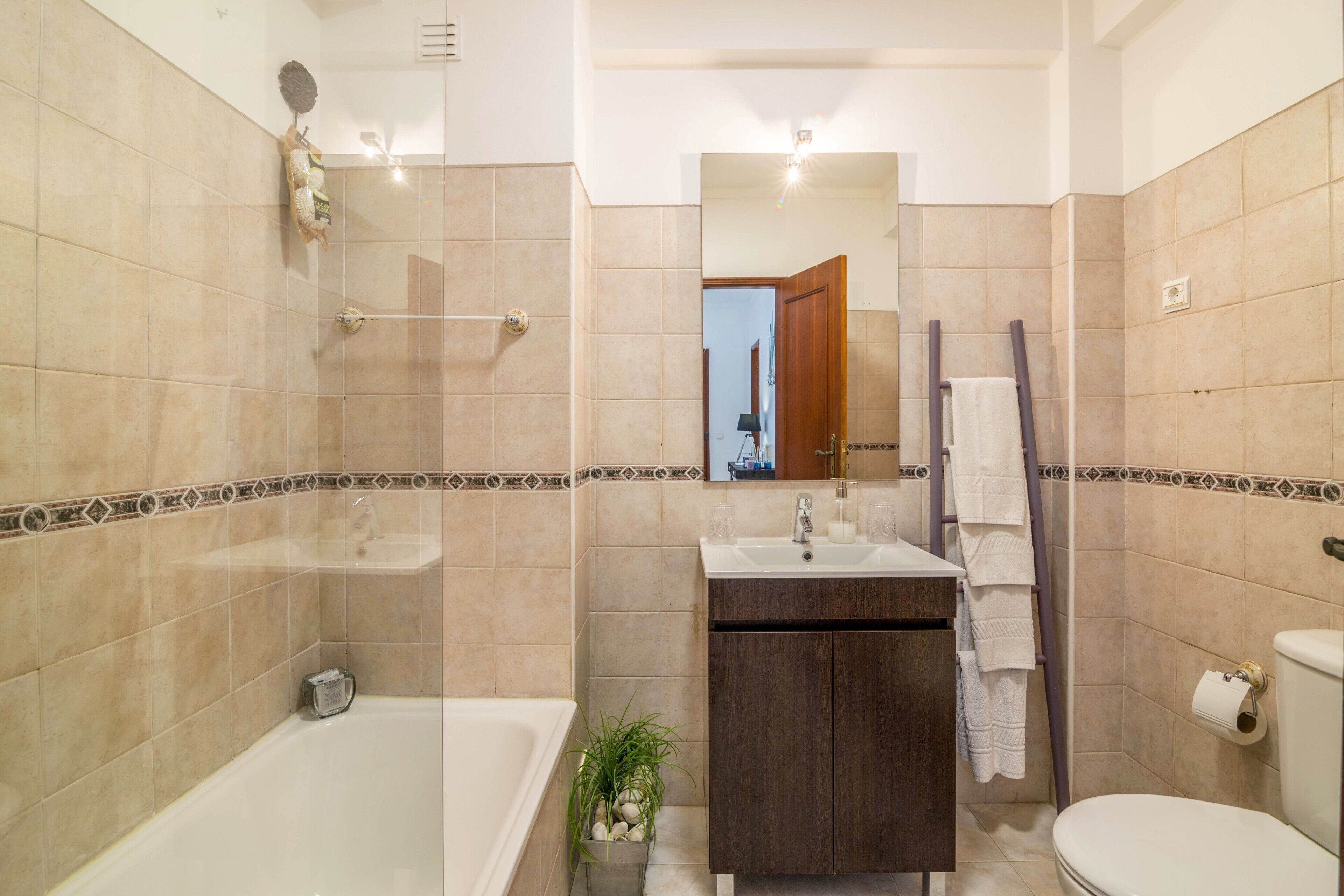 Badewanne, Haartrockner, Handtücher