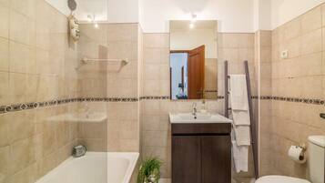 Badewanne, Haartrockner, HandtĂŒcher