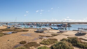 A coastal marina with boats docked along the shore. - Cosy Vacation Home “Casa da Praia” close to the Beach with Wi-Fi (Tavira - Santa Luzia)