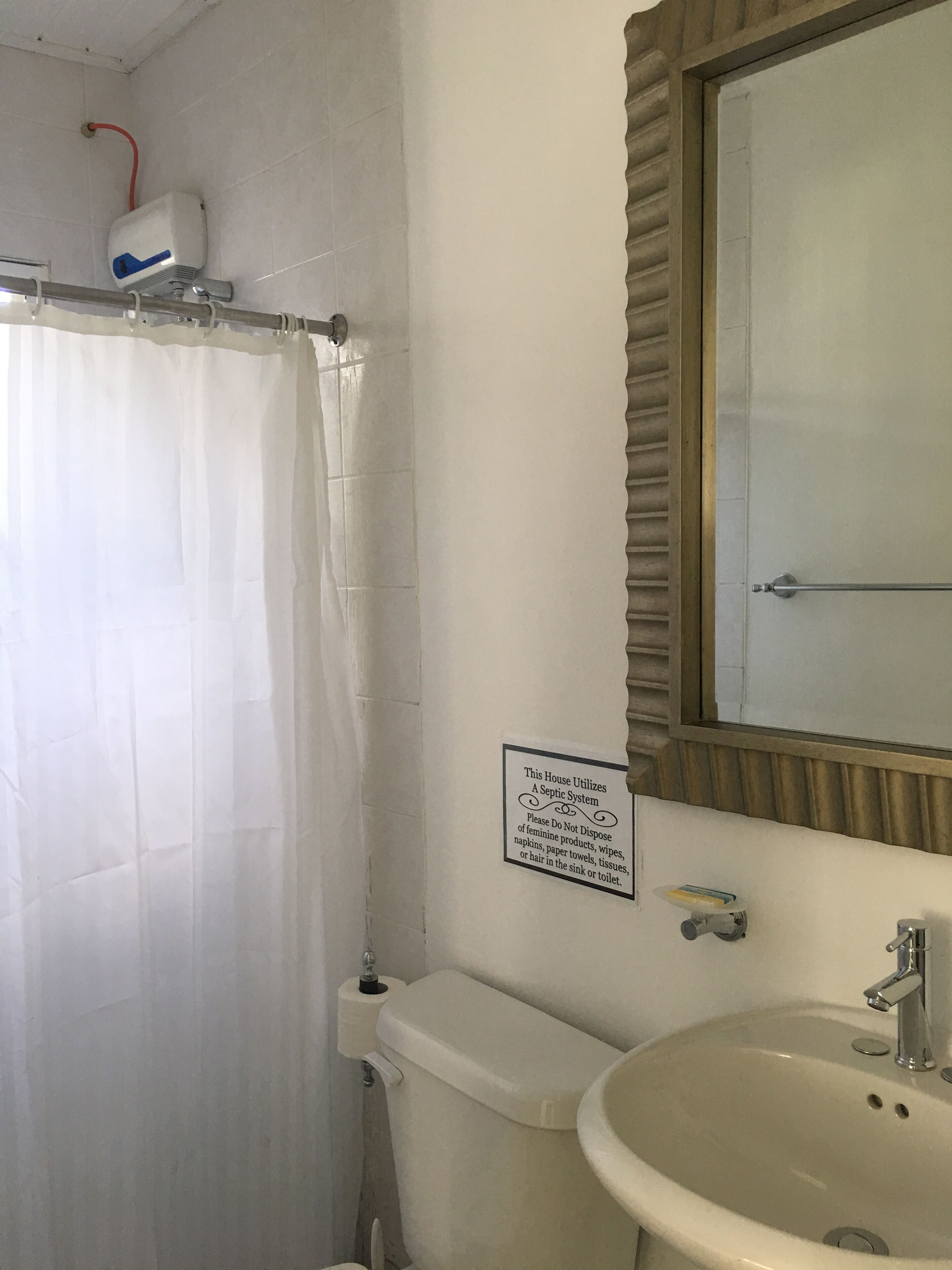 Dusche, Haartrockner, Toilettenpapier