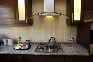 Private kitchen | Fridge, microwave, oven, stovetop