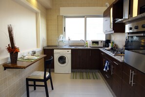 Private kitchen | Fridge, microwave, oven, stovetop