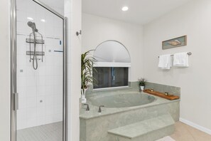 Een douche, een haardroger, handdoeken