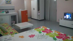 1 bedroom, internet (free)