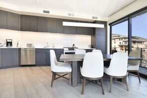Appart'hôtel, 2 chambres | Cuisine privée | Réfrigérateur, four, cafetière/bouilloire, grille-pain