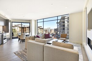 Condo, 2 Bedrooms | Living area