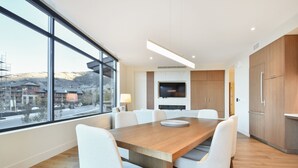 Kondominium, 2 kamar tidur | Tempat makan