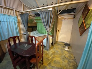 2 habitaciones, tabla de planchar con plancha y internet gratis 