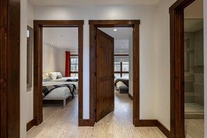 3 habitaciones, escritorio, tabla de planchar con plancha y wifi gratis 