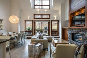 Smart TV, chimenea, estéreo y oficina 