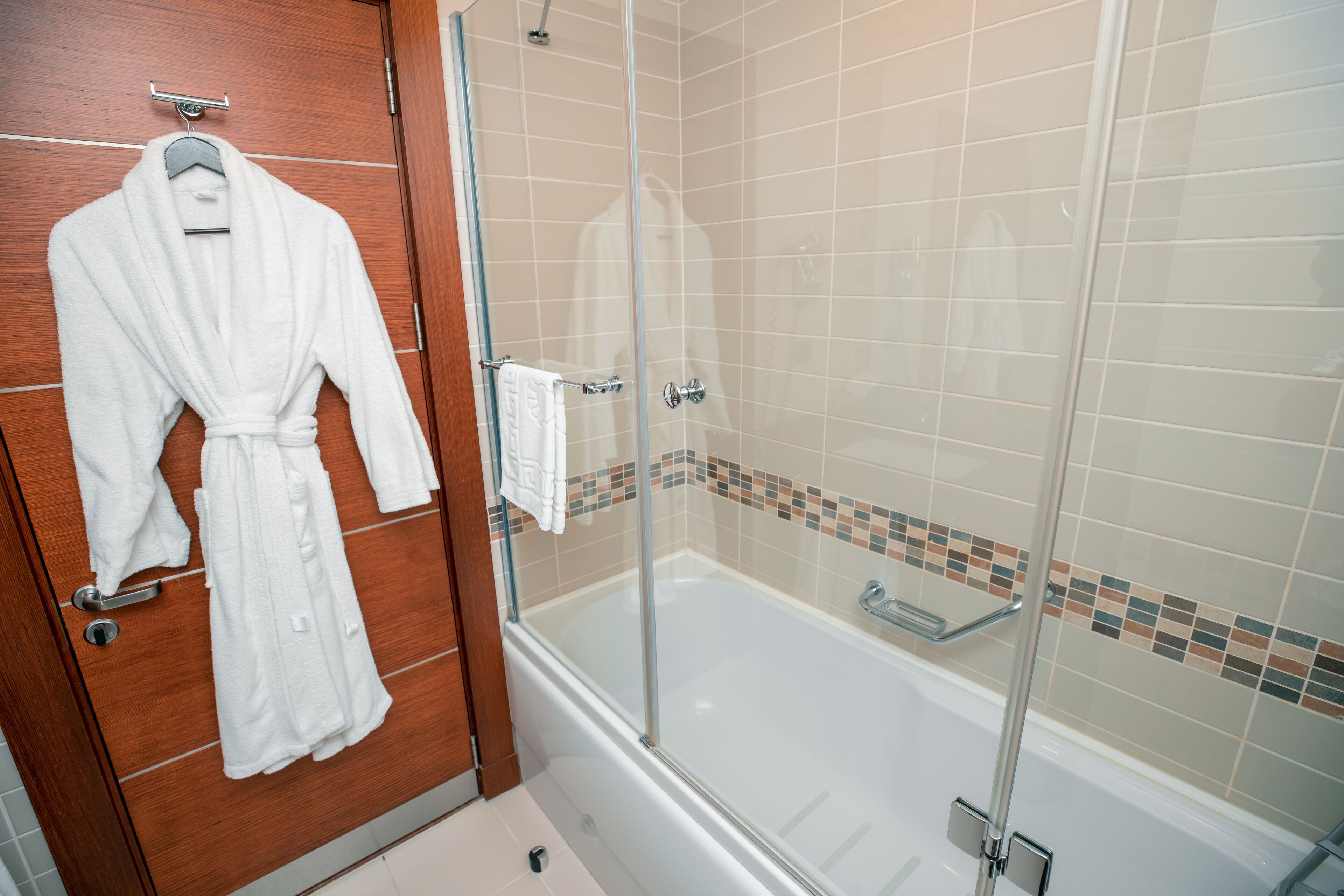 shower, hydromassage showerhead, free toiletries, hair dryer