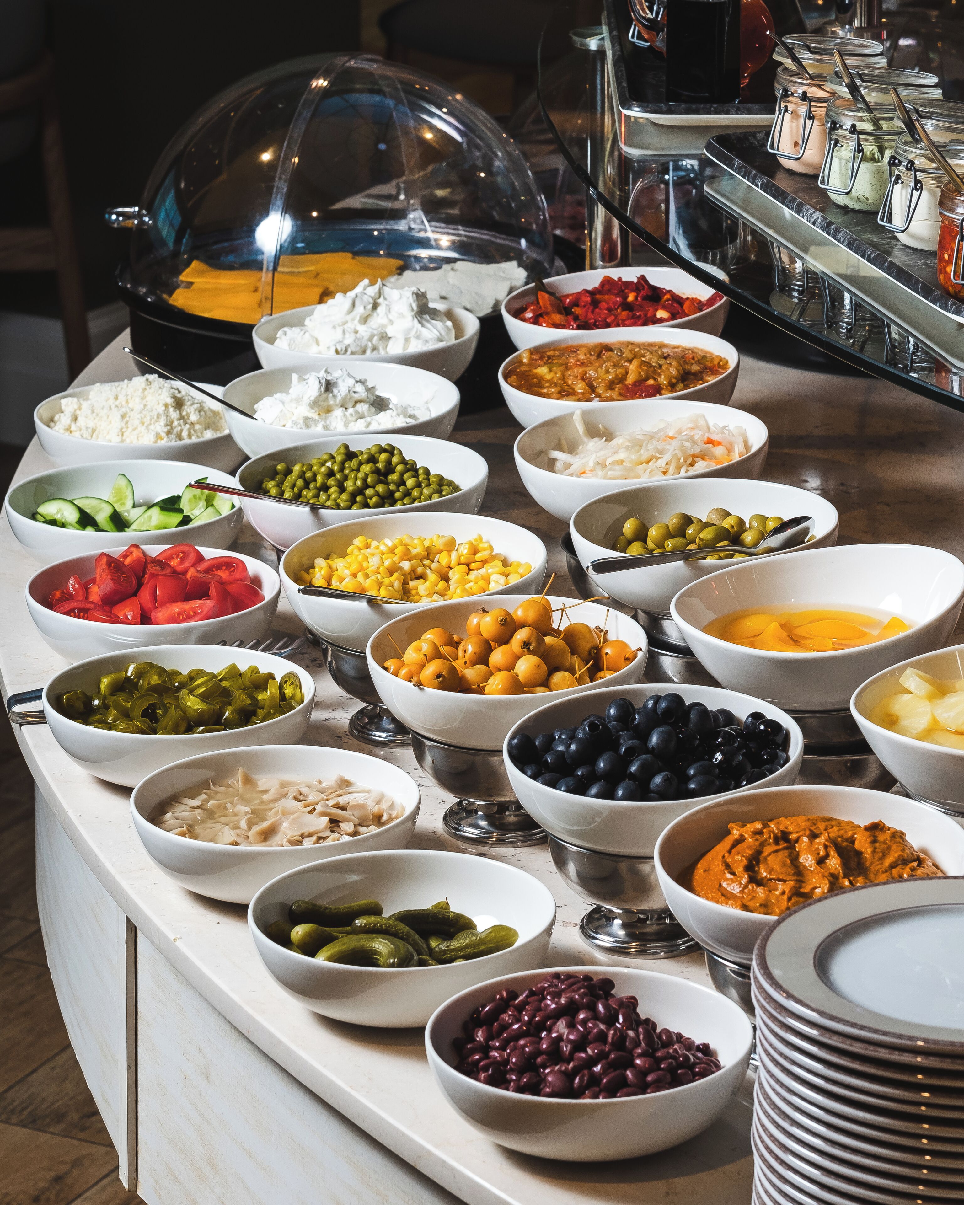 朝食 (ビュッフェ)、毎日提供 (1 名様 15 USD)